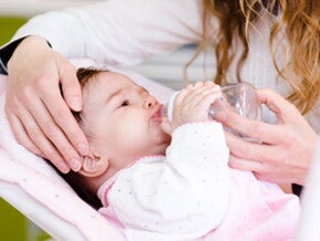 Mon nouveau-né a-t-il besoin d'eau ?