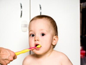 Comment prévenir les caries dentaires chez les jeunes enfants ?