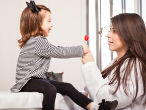 كيف تُعلّمين طفلكِ حسن التصرف؟ كيف تُعلّمين طفلكِ حسن التصرف؟