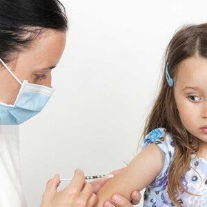 طفلة تأخذ ابرة