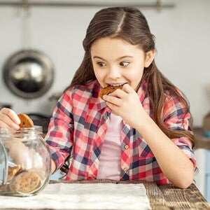 fille mangeant un biscuit