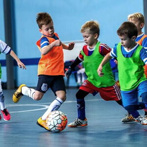 9_give_your_athletic_child_the_right_nutrients_w907_x_h531.jpg Kids playing football