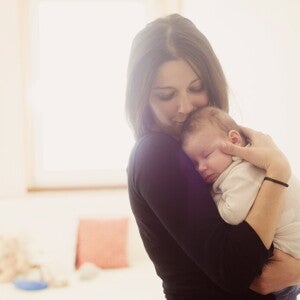 Une mère tenant son bébé