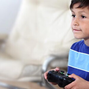 detail-banner-16_addiction-to-video-games.jpg Kid playing videogame