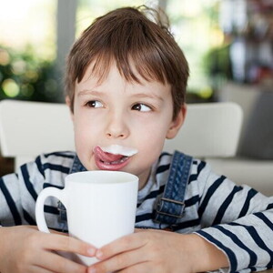 detail-banner-3_does-breakfast-make-you-brainy_0.jpg Kid drinking milk