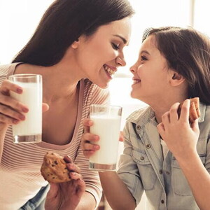 detail-banner-translated_maya-fleifel-sidani_balancing-mind-and-body-enar.jpg Mother and daughter