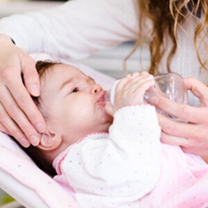 هل تُقدّمين المياه لطفلكِ ما دون الستة أشهر؟