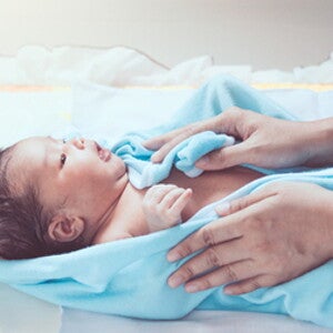 Comment couper la tête et la queue d'un nouveau-né