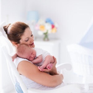 هل يعاني الطفل من حساسية تجاه حليب أمه؟