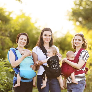 3 mothers with their kid