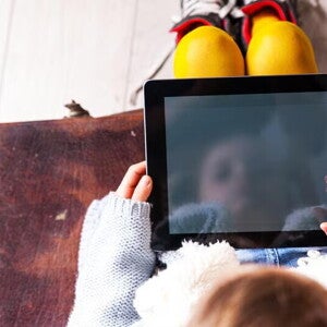 fille tenant une tablette