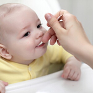 When and How to Introduce Solid and Weaning Foods To Babies?