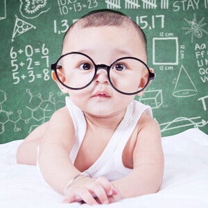 علامات ذكاء الطفل في الشهر الثامن