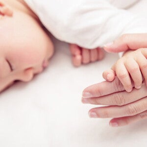 كيف تُساعدين طفلكِ على النوم خلال مرحلة التسنين؟