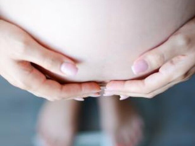 femme enceinte sur une balance