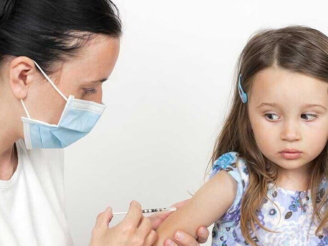 Un enfant recevant une injection