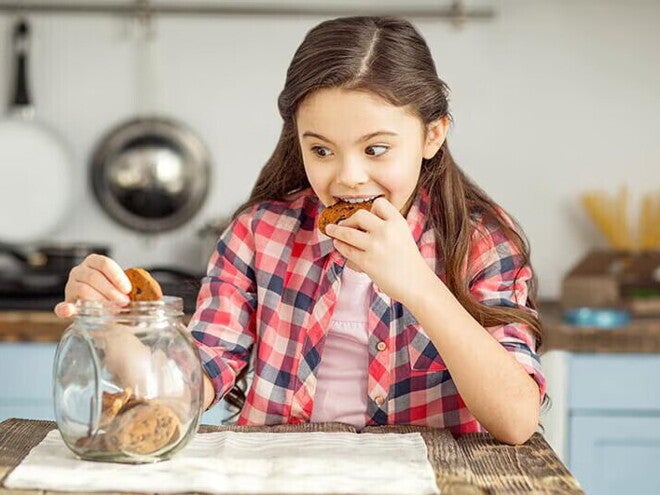fille mangeant un biscuit