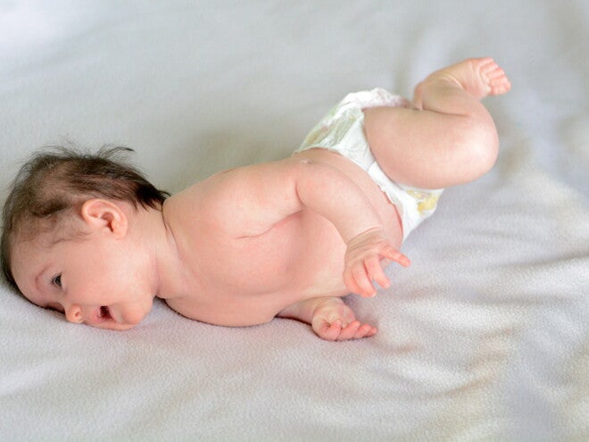 متى ينقلب الطفل؟