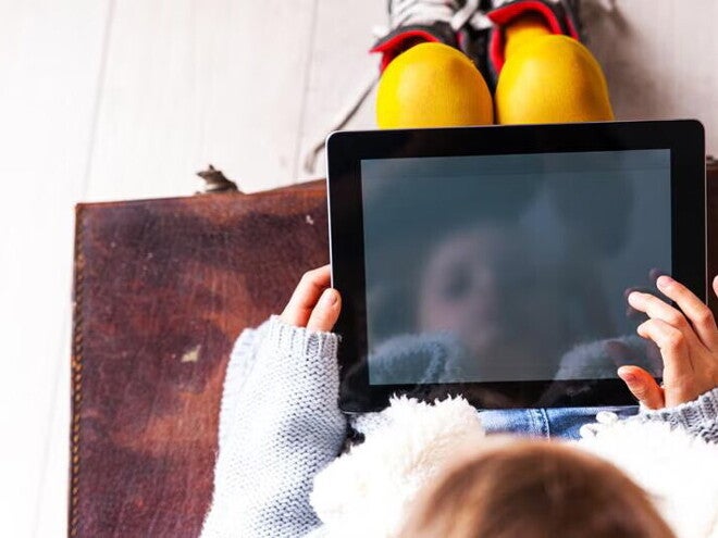 fille tenant une tablette